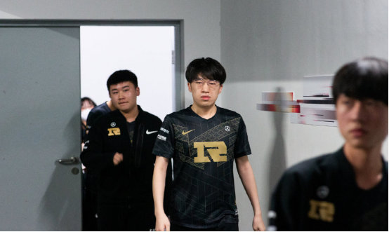 万镑的违约 万镑的违约