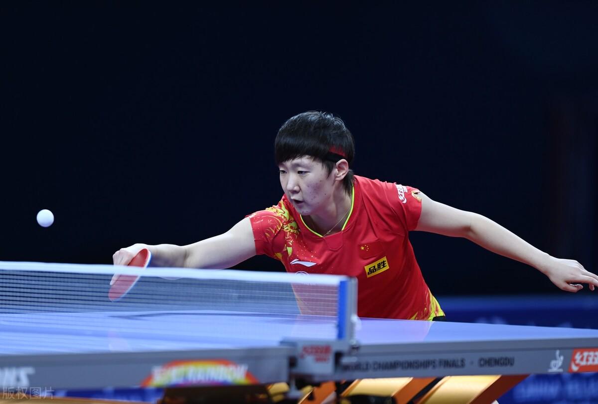 在后防线依 在后防线依