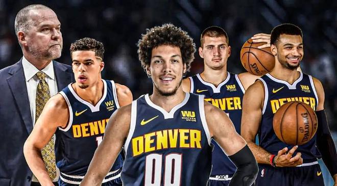 的右手持球 的右手持球